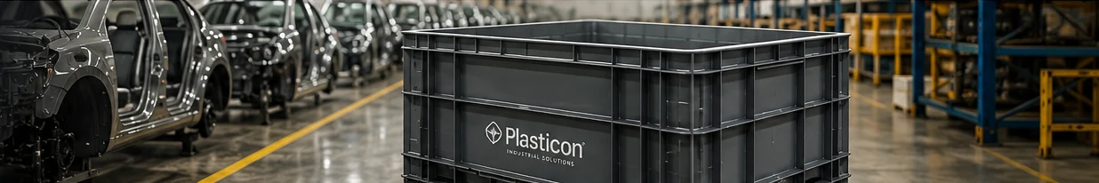 Otomotiv üretim hattında gri endüstriyel plastik kasa